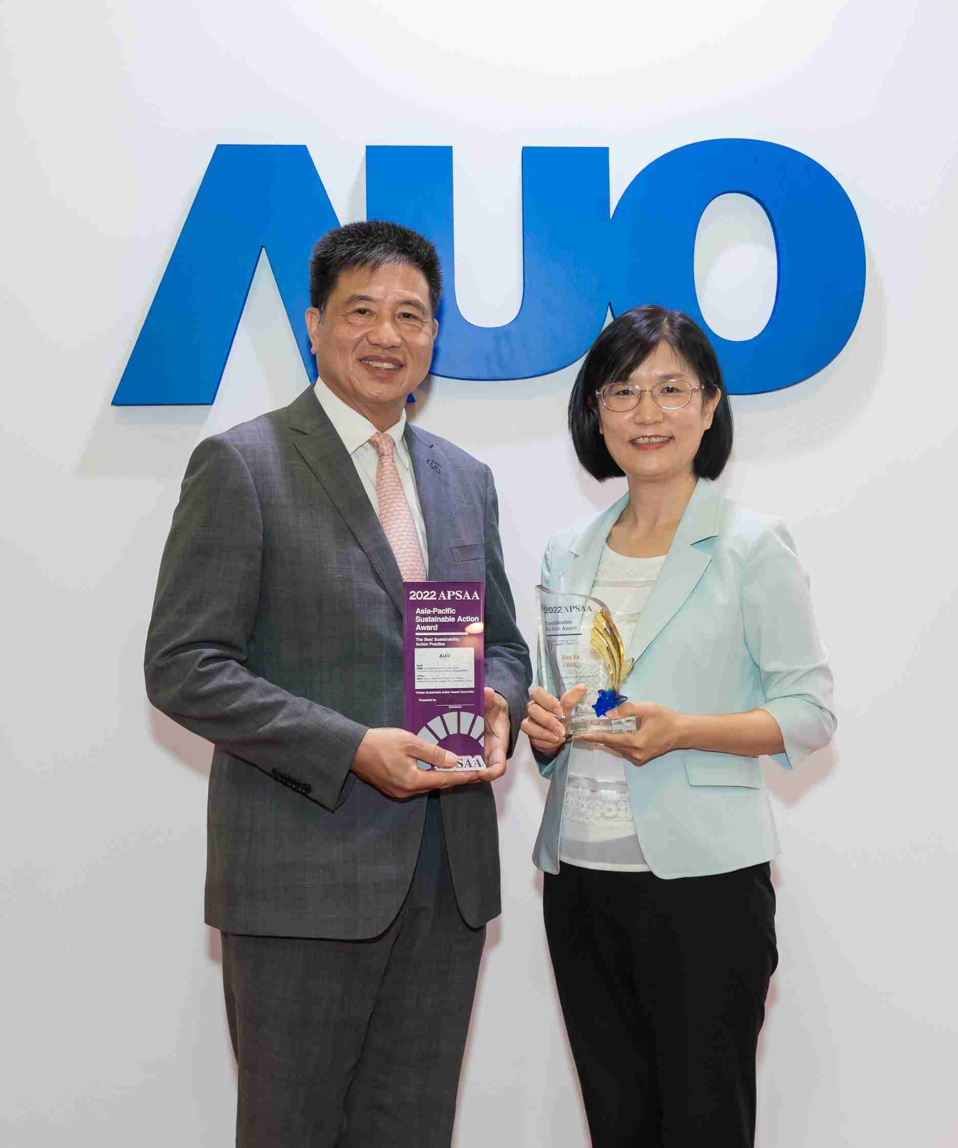 优游UB8长期垫筑永续远景的基石，，，，透过ESG暨气候委员会逐步实践永续策略蓝图。。其中，，，，优游UB8光电永续长古秀华带领团队、、、制定中长期目标，，，缔造多面向亮眼表现，，，获得「顶尖永续长奖」的个人奖殊荣（左：优游UB8光电董事长暨执行长彭双浪，，右：优游UB8光电永续长古秀华）