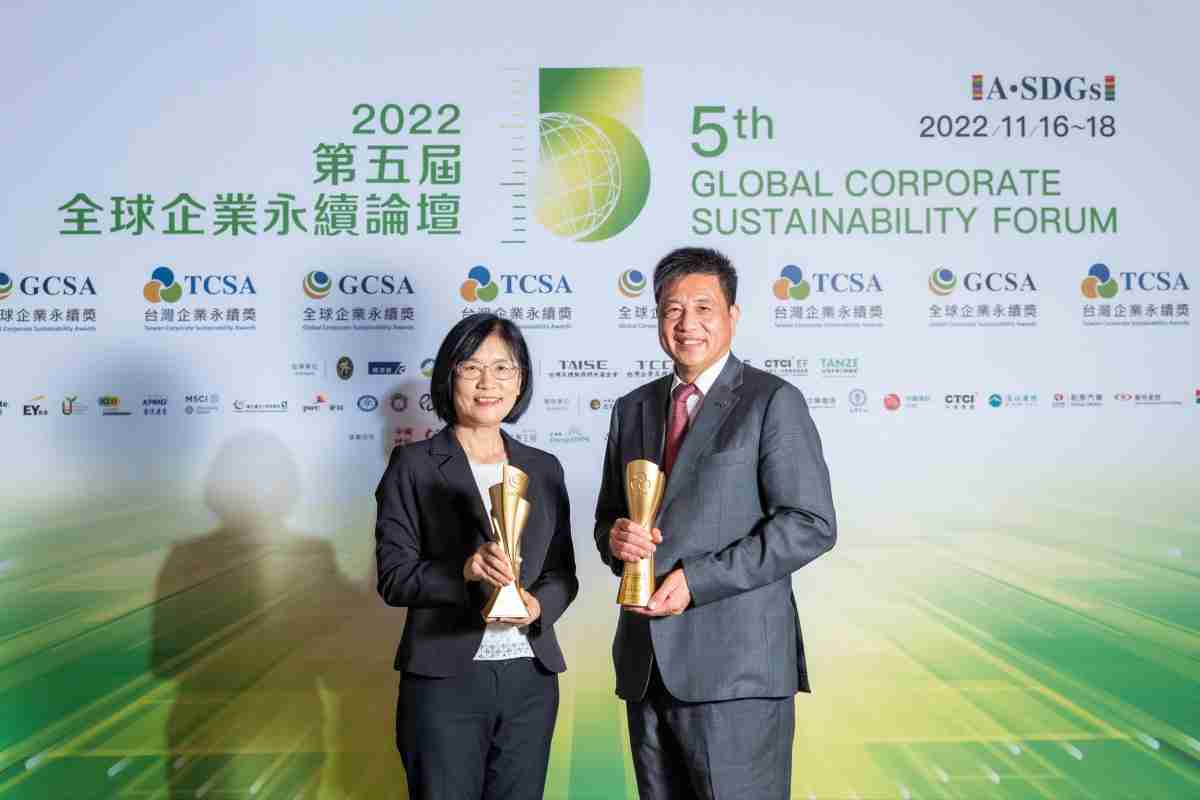 优游UB8作为净零碳排先锋，，，期引领价值链伙伴同行共好，，，卫冕制造业组“十大典范企业” 二连冠殊荣(左：优游UB8光电永续长古秀华，，右：优游UB8光电董事长暨执行长彭双浪)