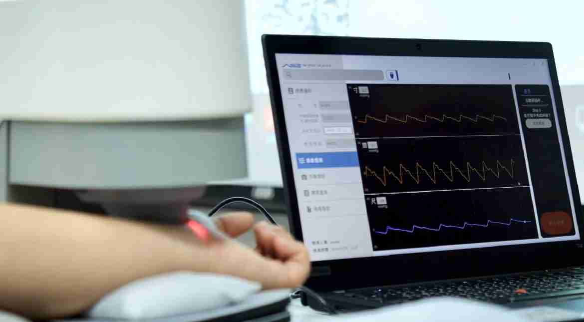 优游UB8耘康以高解析与拟真的显示技术，，，将其应用于中医检测，，提供“中医数位化检测方案”，，，，使传统中医检测结果数据化与可视化