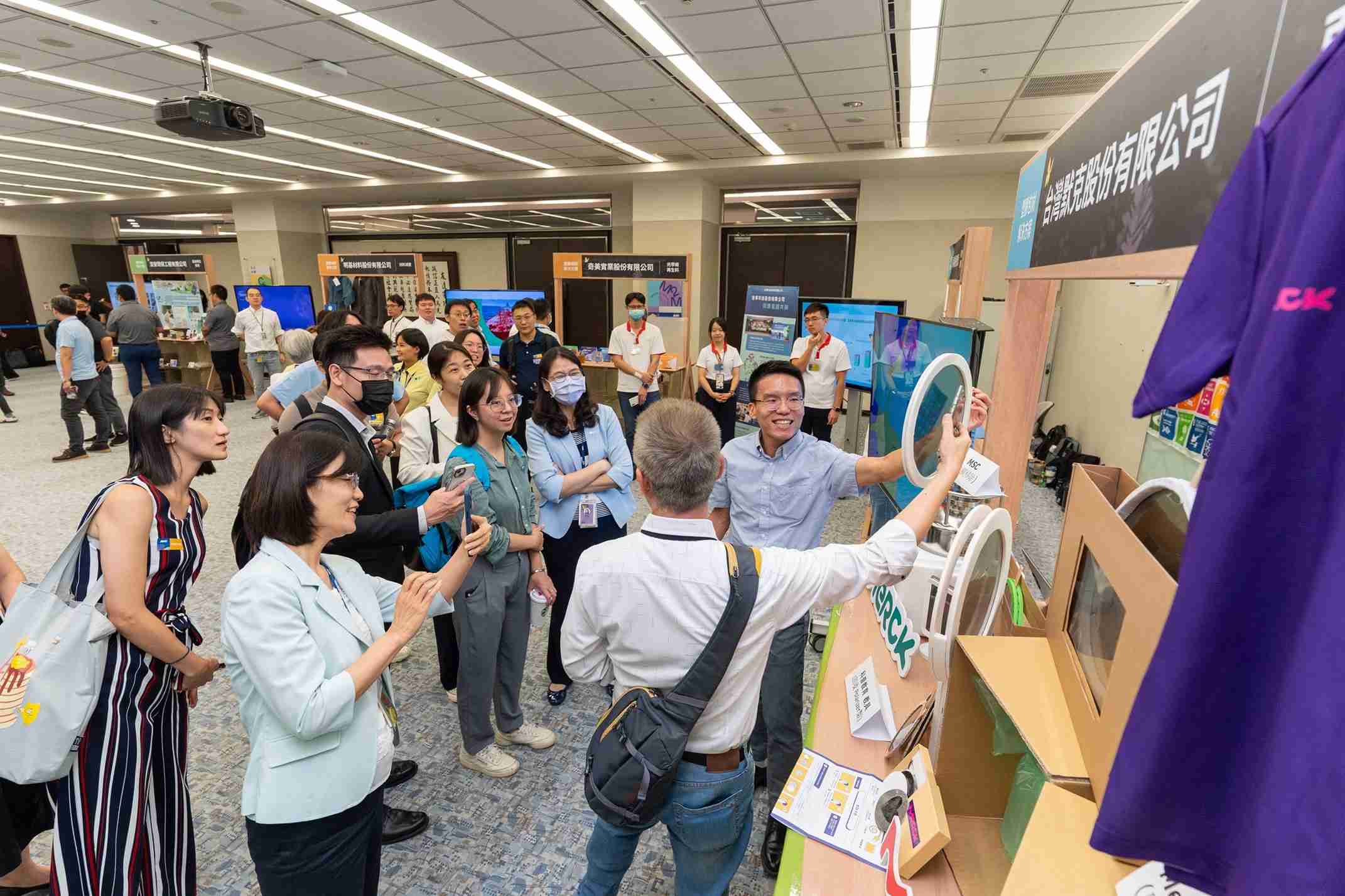 优游UB8连手产业伙伴策划首届生态圈联展，，，，展示如何将废塑料循环再利用，，创新解决方案包括：塑料包材再生与循环使用、、再生塑料研发及应用、、、废塑料回收再生技术、、减塑生活提案等